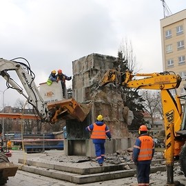 powiększ zdjęcie: Cokół Pomnika Wdzięczności już rozebrany