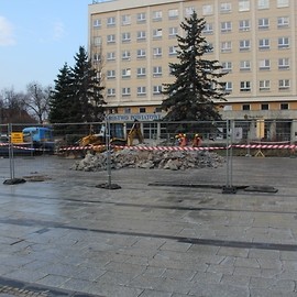 powiększ zdjęcie: Cokół Pomnika Wdzięczności już rozebrany