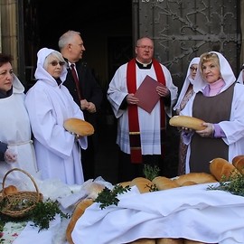 powiększ zdjęcie: Legnicka tradycja. Jałmużniczy chleb, śledź i grosz