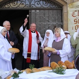 powiększ zdjęcie: Legnicka tradycja. Jałmużniczy chleb, śledź i grosz
