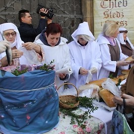 powiększ zdjęcie: Legnicka tradycja. Jałmużniczy chleb, śledź i grosz