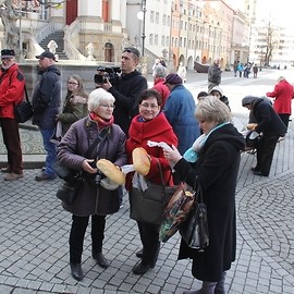 powiększ zdjęcie: Legnicka tradycja. Jałmużniczy chleb, śledź i grosz