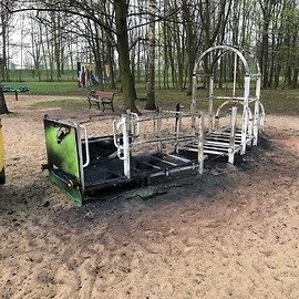 Chuligani spalili pociąg na placu zabaw w parku Miejskim