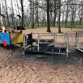 powiększ zdjęcie: Chuligani spalili pociąg na placu zabaw w parku Miejskim