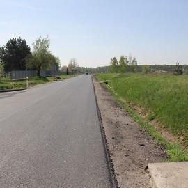 Ulica Pątnowska już z nową nawierzchnią i poboczem