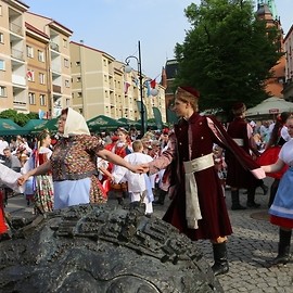 powiększ zdjęcie: 2 dzień Majówki. Jedyna taka biała-czerwona, polonez i Pan Tadeusz