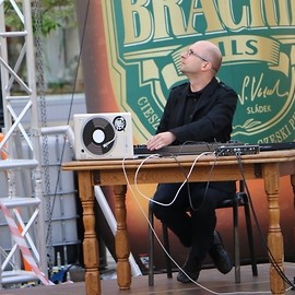 powiększ zdjęcie: 2 dzień Majówki. Jedyna taka biała-czerwona, polonez i Pan Tadeusz