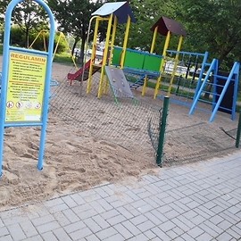 Kolejna dewastacja na legnickich placach zabaw