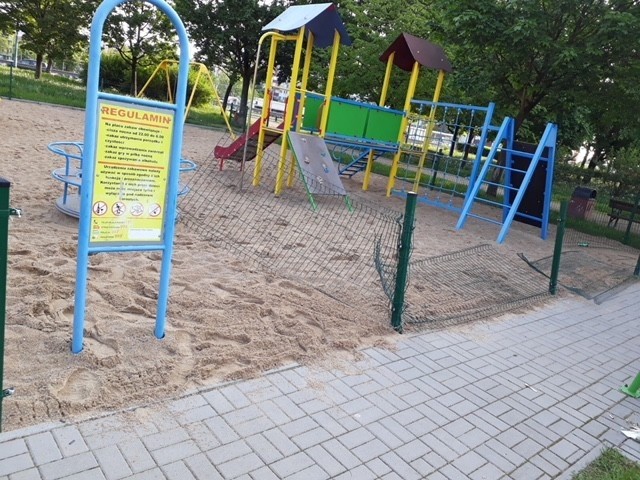 Kolejna dewastacja na legnickich placach zabaw