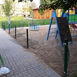 powiększ zdjęcie: Kolejna dewastacja na legnickich placach zabaw