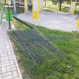 powiększ zdjęcie: Kolejna dewastacja na legnickich placach zabaw