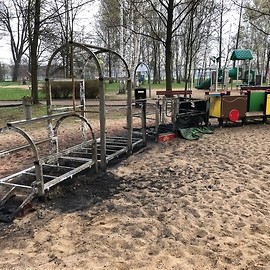 powiększ zdjęcie: Kolejna dewastacja na legnickich placach zabaw