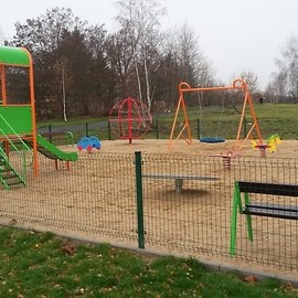 powiększ zdjęcie: Kolejna dewastacja na legnickich placach zabaw