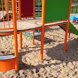 powiększ zdjęcie: Kolejna dewastacja na legnickich placach zabaw