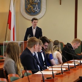 powiększ zdjęcie: Ukonstytuowała się nowa Młodzieżowa Rada Miejska Legnicy