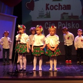 Przedszkolaki śpiewem i tańcem kochają Polskę