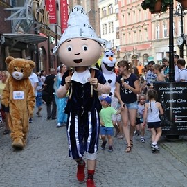 Setki dzieci na czwartych urodzinach Julka