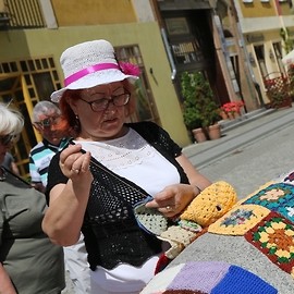 Światowy Dzień Dziergania. W sobotę przyjdź na Rynek i ubierz Neptuna