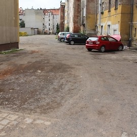 powiększ zdjęcie: Kto zmodernizuje podwórze przed żłobkiem przy ul. Anielewicza?