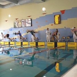 Na Delfinku młodzi pływacy walczyli o Koronę Legnicy