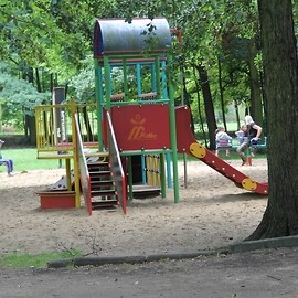 powiększ zdjęcie: Nowe huśtawki na placu zabaw w parku Miejskim