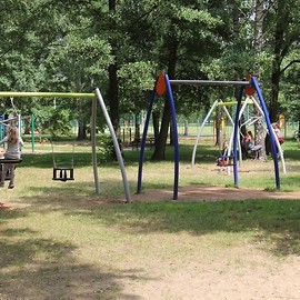 Nowe huśtawki na placu zabaw w parku Miejskim