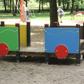 powiększ zdjęcie: Nowe huśtawki na placu zabaw w parku Miejskim
