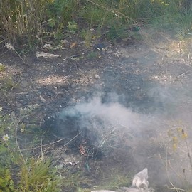 powiększ zdjęcie: Opalał przewody elektryczne, dostał mandat