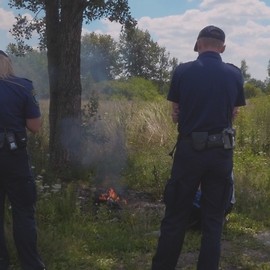 powiększ zdjęcie: Opalał przewody elektryczne, dostał mandat