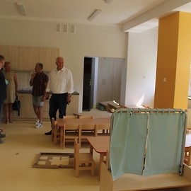powiększ zdjęcie: Końcowe prace w przedszkolu i żłobku przy ul. Krzemienieckiej