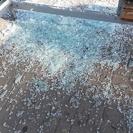 powiększ zdjęcie: Wandale zniszczyli kolejną wiatę przystankową