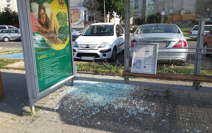 Wandale zniszczyli kolejną wiatę przystankową
