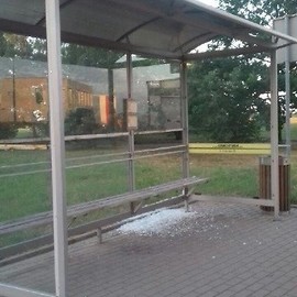 powiększ zdjęcie: Wandale zniszczyli kolejną wiatę przystankową