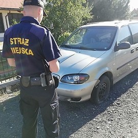 Wraki samochodów szpecą miasto. Zgłoś problem straży miejskiej