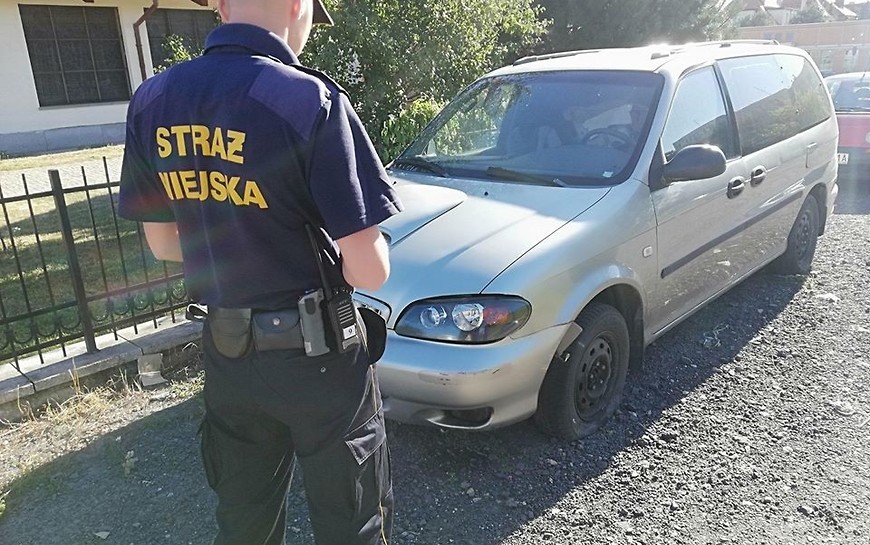 Wraki samochodów szpecą miasto. Zgłoś problem straży miejskiej