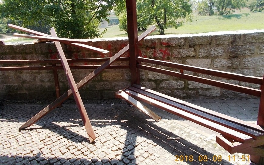 Wandale zniszczyli w parku altanę, ławki i pergolę