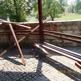 powiększ zdjęcie: Wandale zniszczyli w parku altanę, ławki i pergolę