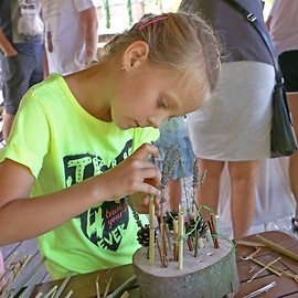 powiększ zdjęcie: Legniczanie budowali domki dla owadów