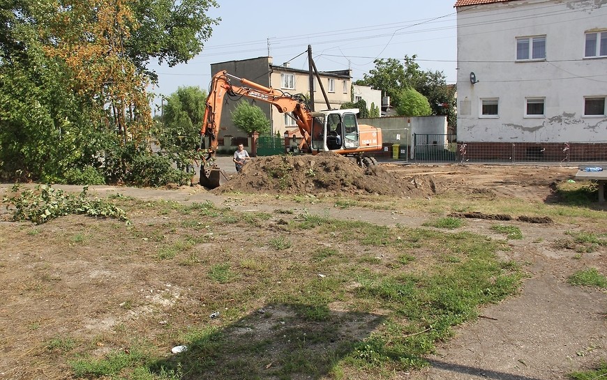 Na Starych Piekarach powstaje piękny plac zabaw