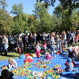 powiększ zdjęcie: Legniczanie cieszyli się pogodą, wypoczynkiem i latawcami