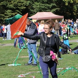 powiększ zdjęcie: Legniczanie cieszyli się pogodą, wypoczynkiem i latawcami
