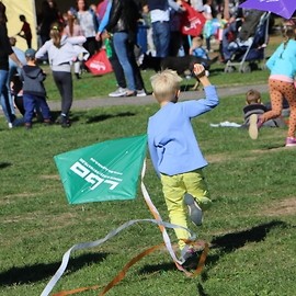 powiększ zdjęcie: Legniczanie cieszyli się pogodą, wypoczynkiem i latawcami