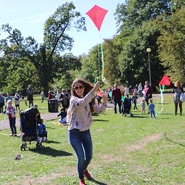 powiększ zdjęcie: Legniczanie cieszyli się pogodą, wypoczynkiem i latawcami