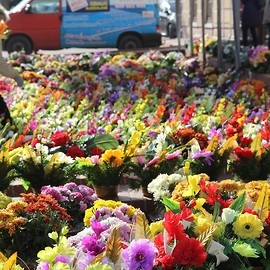 Można wykupić miejsca do sprzedaży kwiatów i zniczy przed cmentarzem