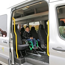 powiększ zdjęcie: Pięć nowoczesnych autobusów otrzymali niepełnosprawni legniczanie