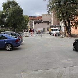 powiększ zdjęcie: Trwa modernizacja podwórza przy ul. Anielewicza