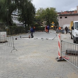 powiększ zdjęcie: Trwa modernizacja podwórza przy ul. Anielewicza