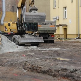 powiększ zdjęcie: Trwa modernizacja podwórza przy ul. Anielewicza