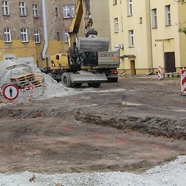 powiększ zdjęcie: Trwa modernizacja podwórza przy ul. Anielewicza