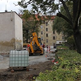 powiększ zdjęcie: Trwa modernizacja podwórza przy ul. Anielewicza